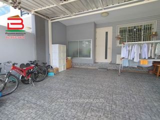 Casa adosada en alquiler y en venta de 3 habitaciones en Thung Khru, Bangkok