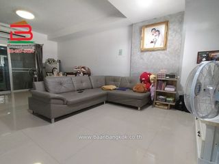 Casa adosada en alquiler y en venta de 3 habitaciones en Thung Khru, Bangkok