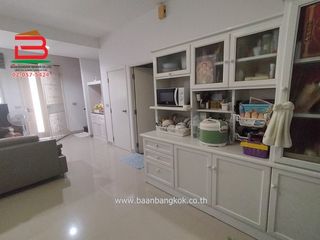 Casa adosada en alquiler y en venta de 3 habitaciones en Thung Khru, Bangkok