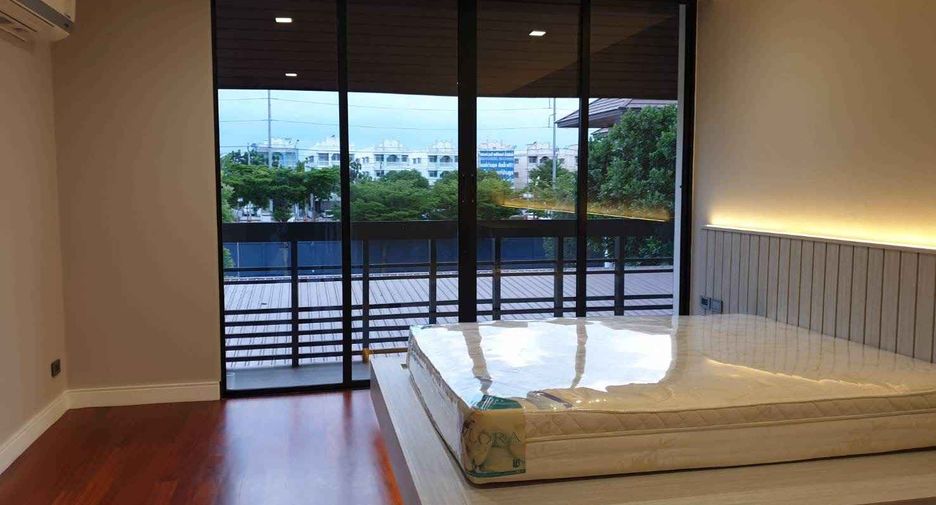 À louer et à vendre 4 chambres maison à Thawi Watthana, Bangkok