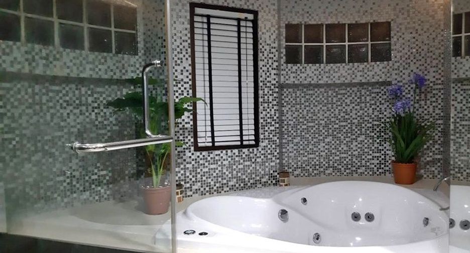 For rent 3 bed condo in Watthana, Bangkok