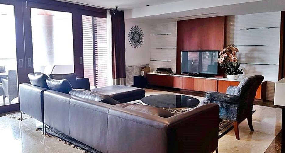 For rent 3 bed condo in Watthana, Bangkok