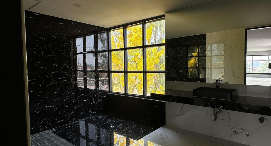 For rent 6 bedrooms retail Space in Mueang Chiang Mai, Chiang Mai