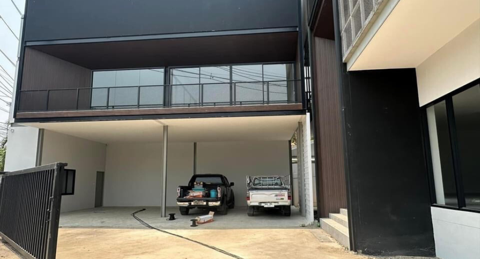 For rent 6 bedrooms retail Space in Mueang Chiang Mai, Chiang Mai