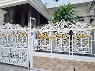 For rent 4 bedrooms townhouse in Watthana, Bangkok