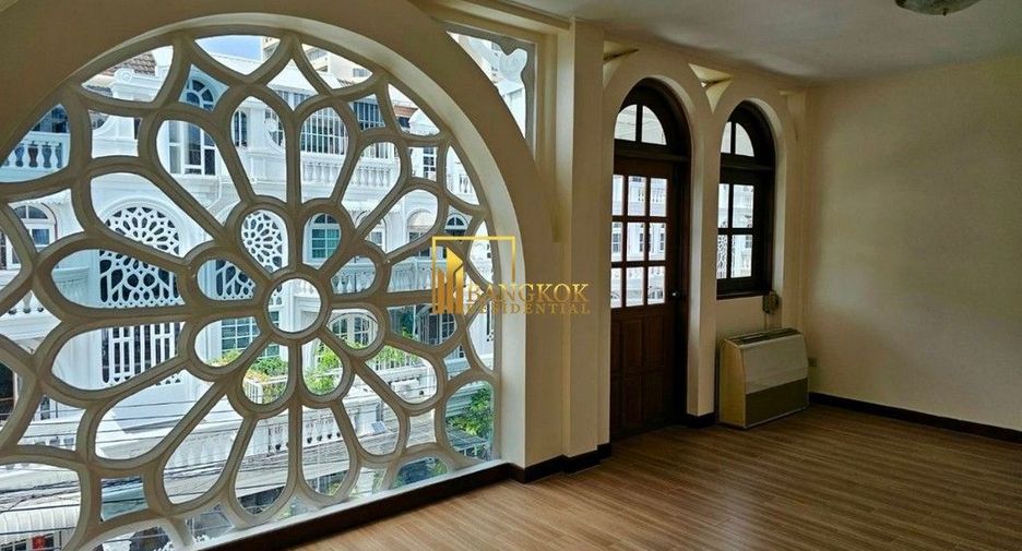 For rent 4 bedrooms townhouse in Watthana, Bangkok
