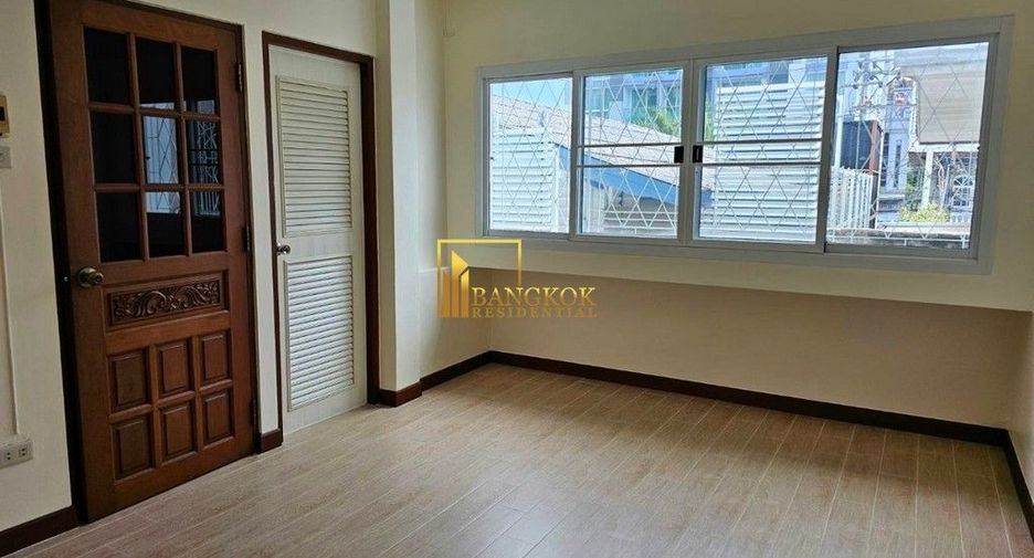 For rent 4 bedrooms townhouse in Watthana, Bangkok