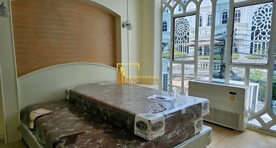 For rent 4 bedrooms townhouse in Watthana, Bangkok