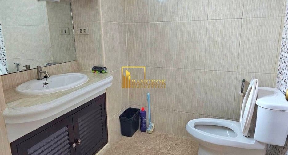 For rent 4 bedrooms townhouse in Watthana, Bangkok