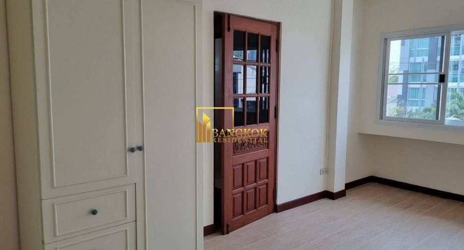 For rent 4 bedrooms townhouse in Watthana, Bangkok