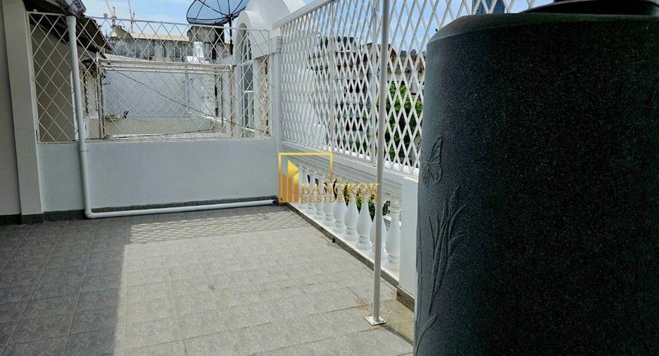 For rent 4 bedrooms townhouse in Watthana, Bangkok