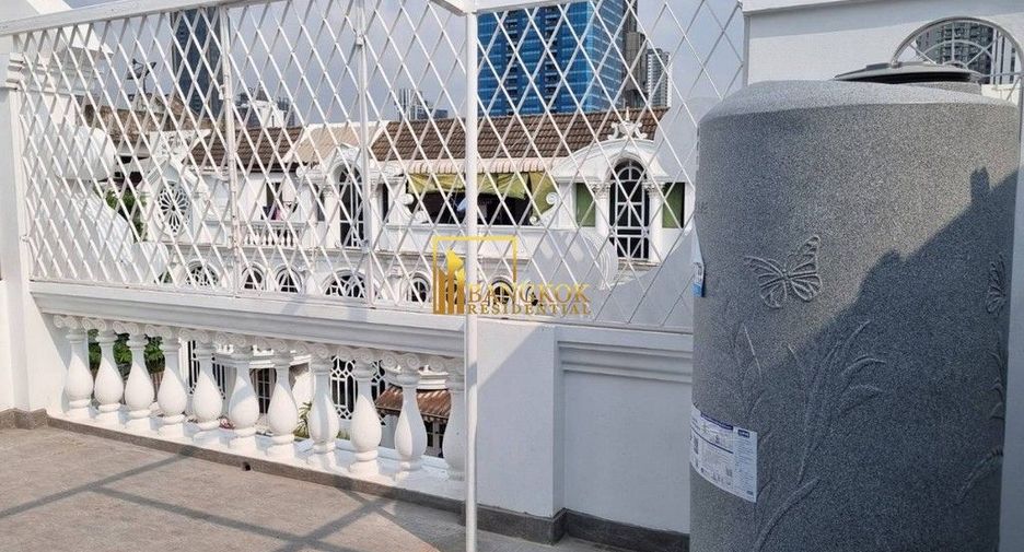 For rent 4 bedrooms townhouse in Watthana, Bangkok