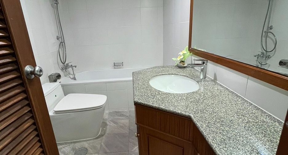 For rent 2 bedrooms condo in Pathum Wan, Bangkok
