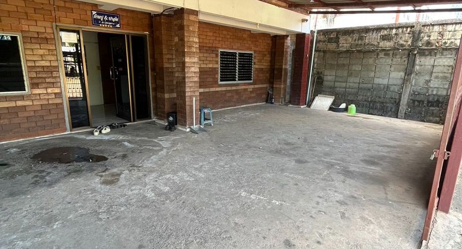For rent and for sale 14 bed retail Space in Mueang Uttaradit, Uttaradit
