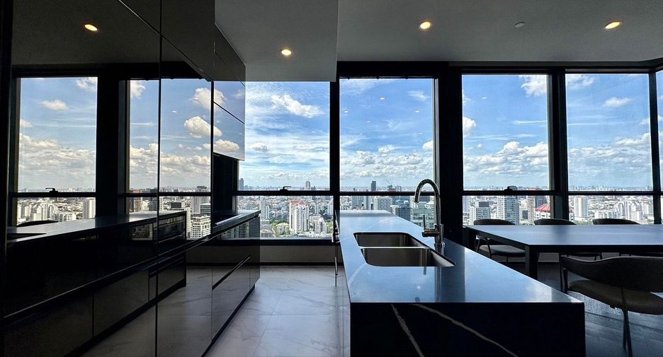 Condo en alquiler de 3 habitaciones en Khlong Toei, Bangkok