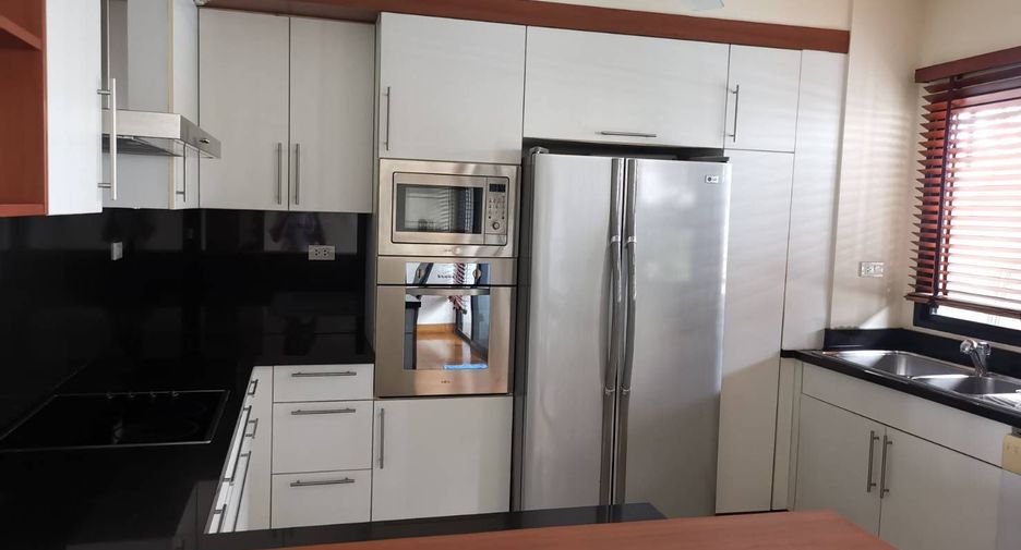 For rent 2 bedrooms apartment in Phaya Thai, Bangkok