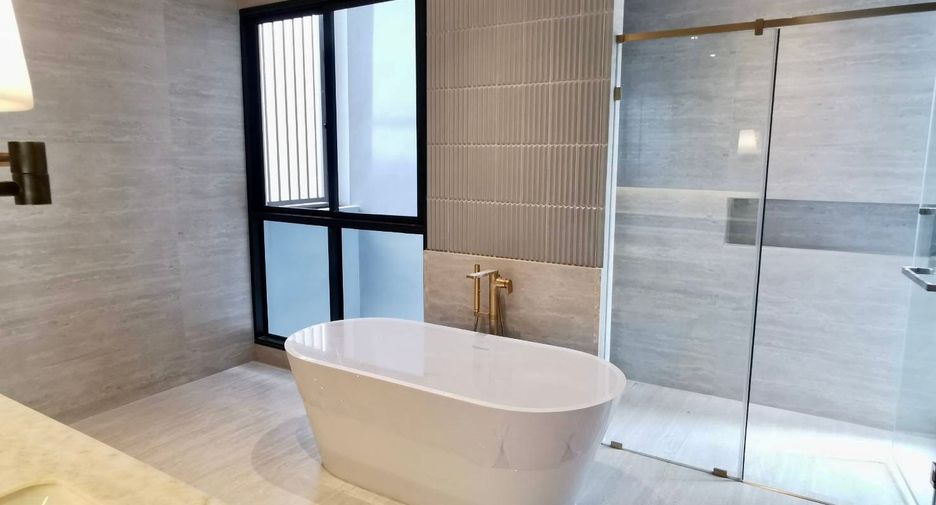 For sale 3 bedrooms house in Bang Kapi, Bangkok