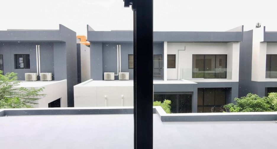 For sale 3 bedrooms house in Bang Kapi, Bangkok