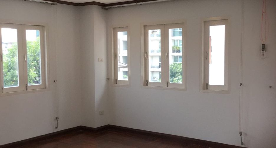 For rent 3 bedrooms townhouse in Watthana, Bangkok