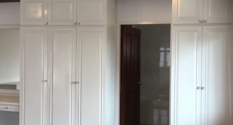 For rent 3 bedrooms townhouse in Watthana, Bangkok