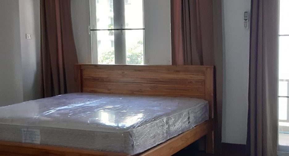 For rent 3 bedrooms townhouse in Watthana, Bangkok