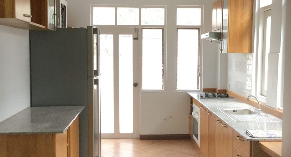 For rent 3 bedrooms townhouse in Watthana, Bangkok