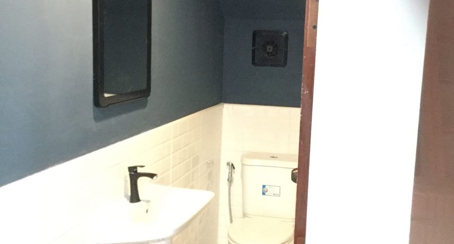 For rent 3 bedrooms townhouse in Watthana, Bangkok