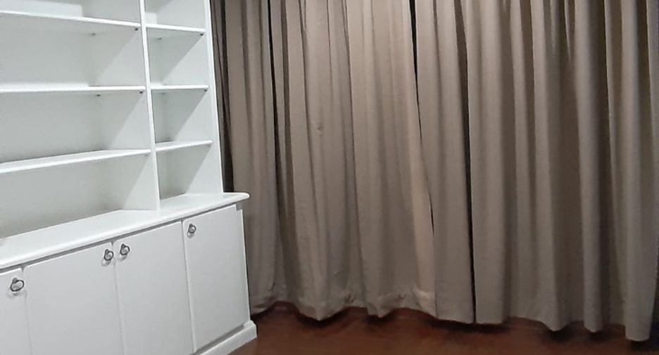 For rent 3 bedrooms townhouse in Watthana, Bangkok