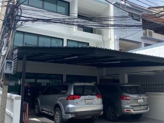 出租 5 卧室 联排别墅 在 Khlong Toei, 曼谷