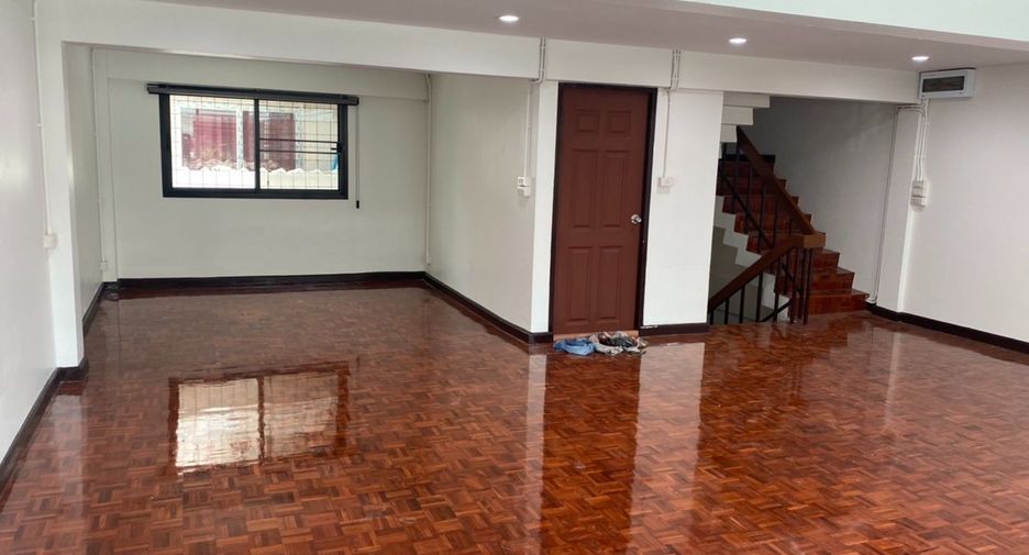 出租 5 卧室 联排别墅 在 Khlong Toei, 曼谷