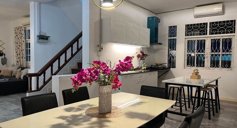 Casa adosada en alquiler de 5 habitaciones en Suan Luang, Bangkok
