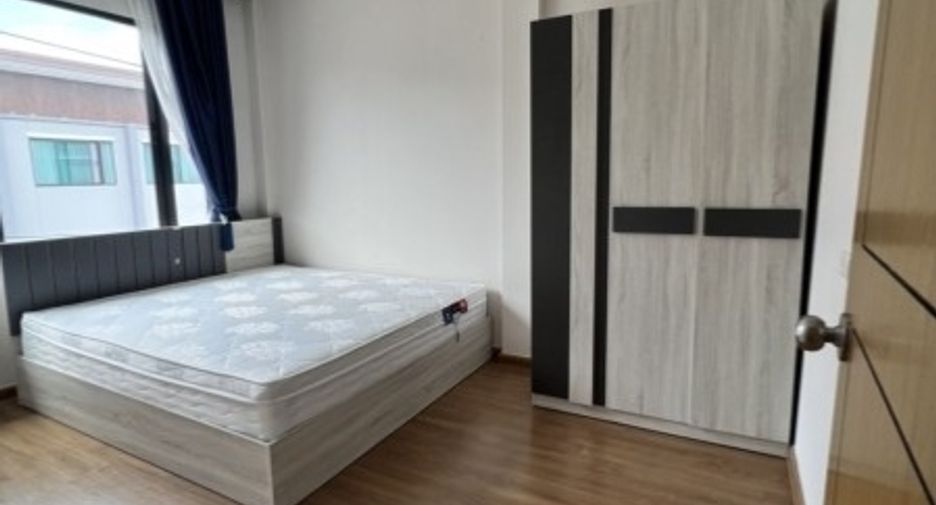 Аренда 4 спальни таунхаус в Хуаи Кхщанг, Бангкок