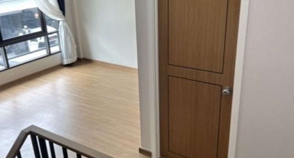 Аренда 4 спальни таунхаус в Хуаи Кхщанг, Бангкок