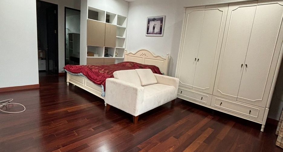 For rent 5 bedrooms townhouse in Watthana, Bangkok
