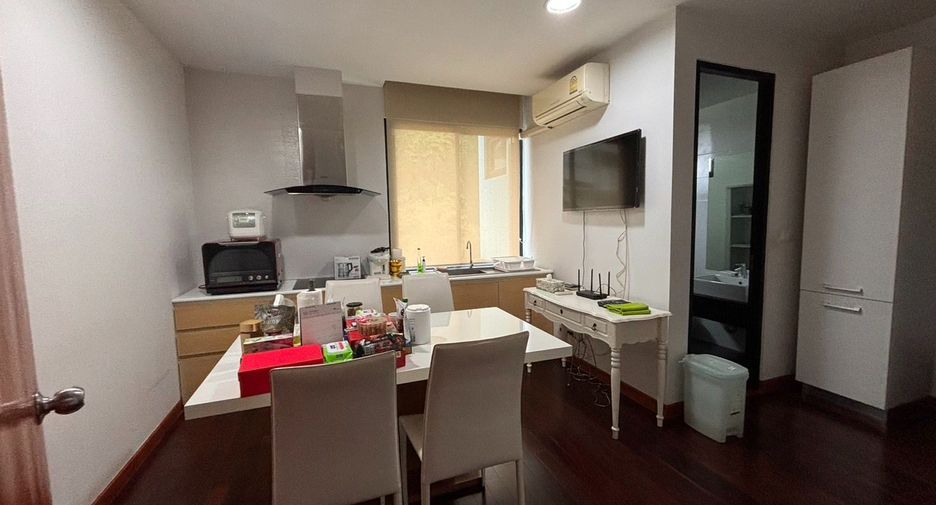 For rent 5 bedrooms townhouse in Watthana, Bangkok