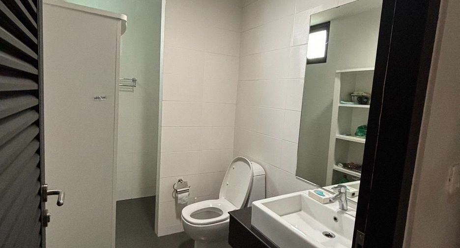 For rent 5 bedrooms townhouse in Watthana, Bangkok