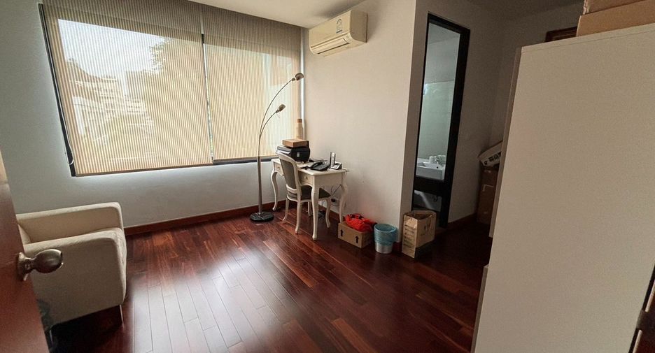 For rent 5 bedrooms townhouse in Watthana, Bangkok
