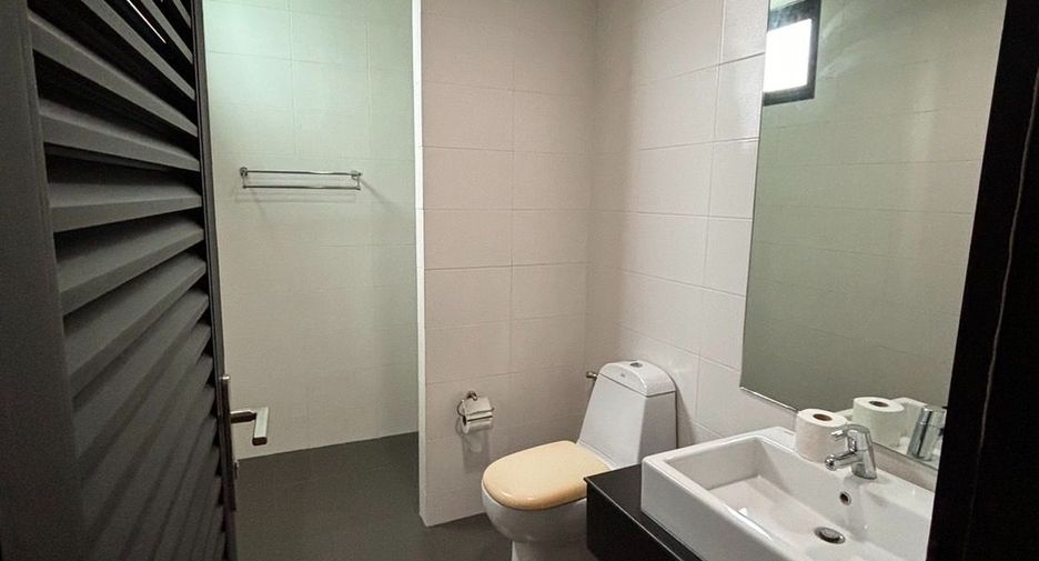 For rent 5 bedrooms townhouse in Watthana, Bangkok