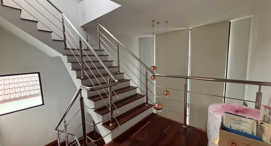 For rent 5 bedrooms townhouse in Watthana, Bangkok