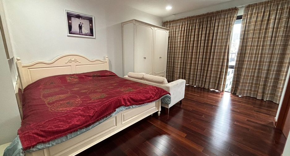 For rent 5 bedrooms townhouse in Watthana, Bangkok