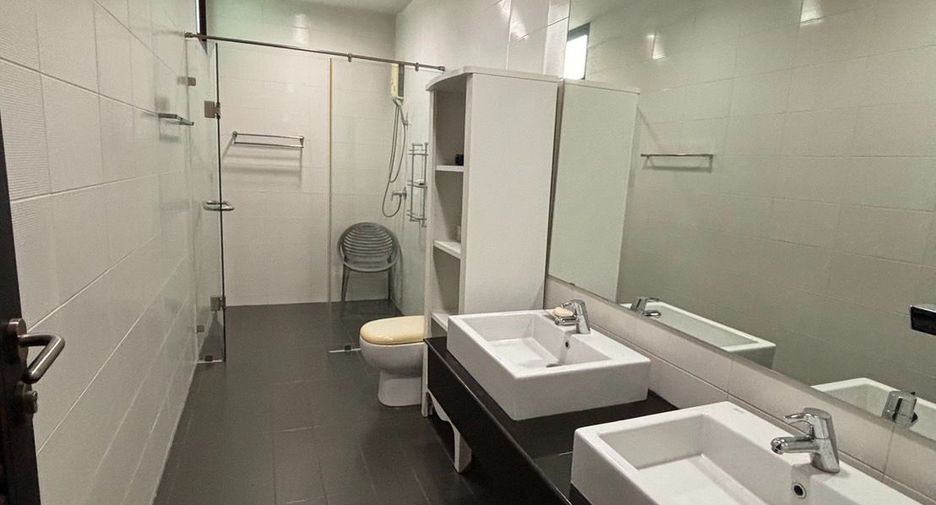 For rent 5 bedrooms townhouse in Watthana, Bangkok