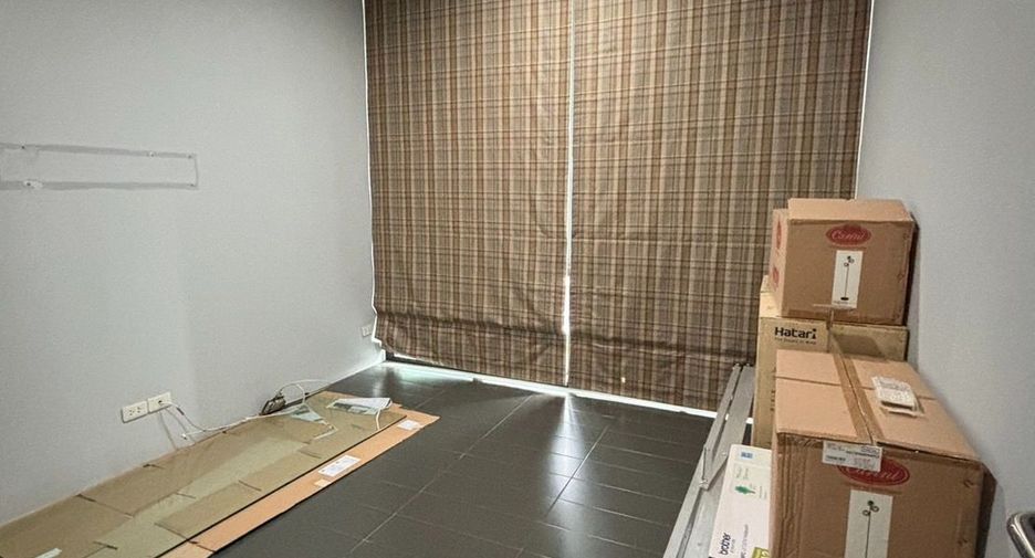 For rent 5 bedrooms townhouse in Watthana, Bangkok
