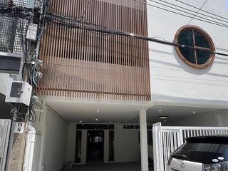 ให้เช่า 4 ห้องนอน ทาวน์เฮ้าส์ ใน วัฒนา, กรุงเทพฯ