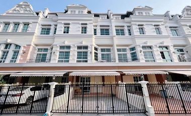 For rent 3 bedrooms townhouse in Bang Na, Bangkok