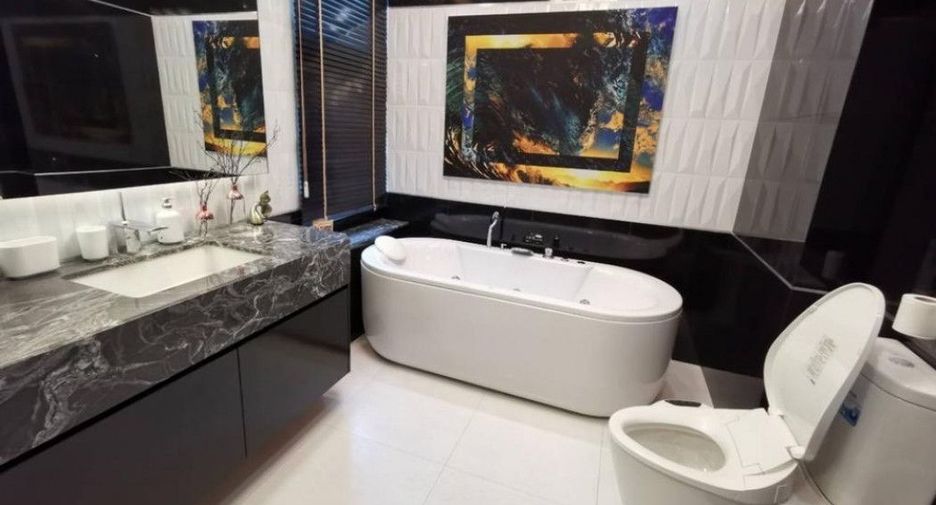 For rent 4 bedrooms house in Bang Kapi, Bangkok
