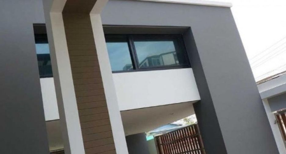 For rent 4 bedrooms house in Bang Kapi, Bangkok