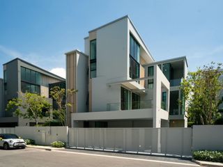 For rent 4 bed condo in Saphan Sung, Bangkok