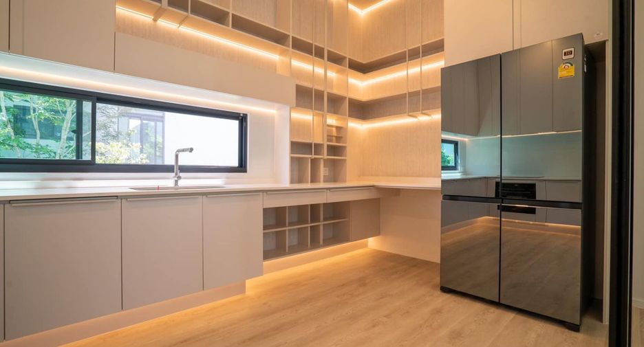 For rent 4 bedrooms condo in Saphan Sung, Bangkok