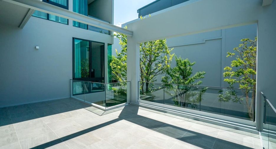 For rent 4 bedrooms condo in Saphan Sung, Bangkok
