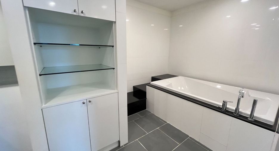 Condo en alquiler y en venta de 2 habitaciones en Khlong Toei, Bangkok
